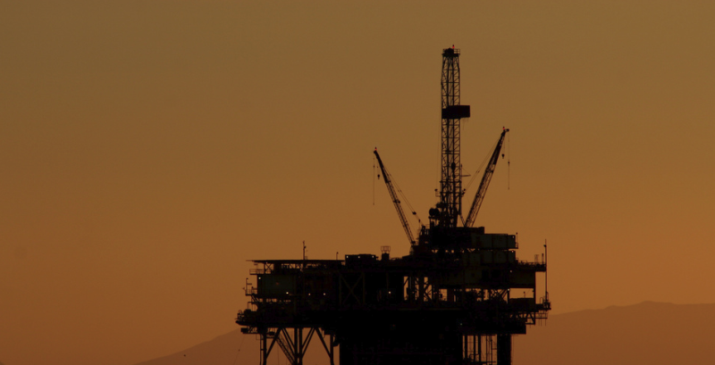 File:Off shore oil rig Catalina in the background courtesy arbyreed 2006.png