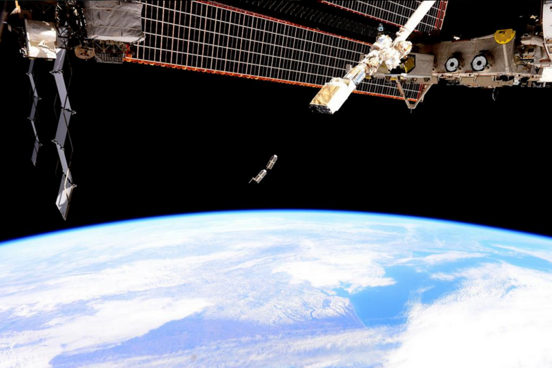 File:Doves fly from the ISS March03,2015.png